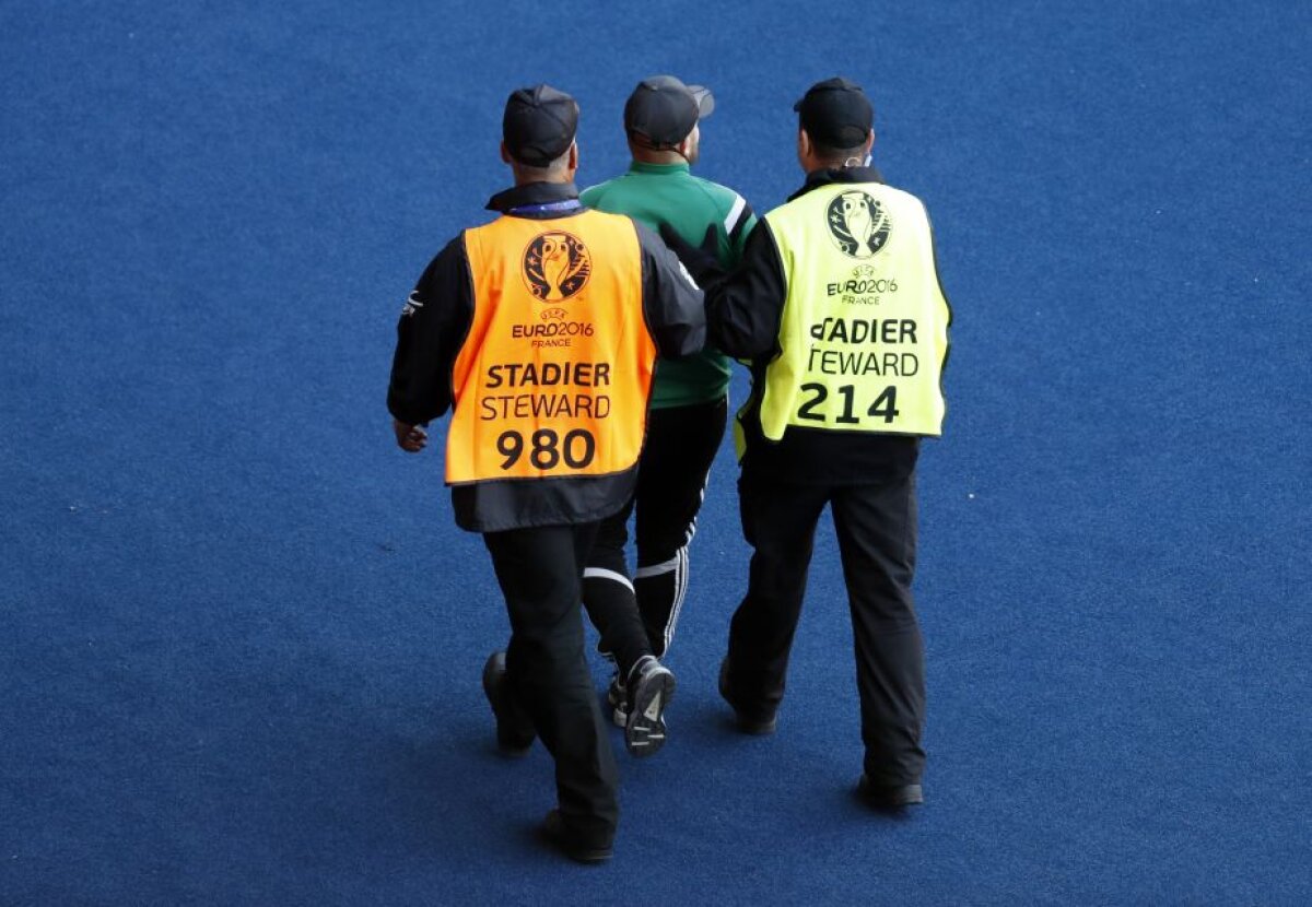 FOTO Ce nu s-a văzut la TV la meciul România - Elveția! Fotografii au fost pe fază și au surprins un moment delicat de pe margine