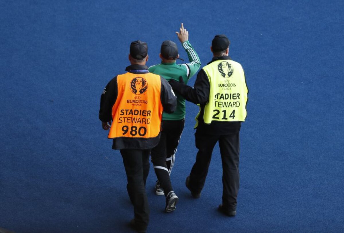 FOTO Ce nu s-a văzut la TV la meciul România - Elveția! Fotografii au fost pe fază și au surprins un moment delicat de pe margine