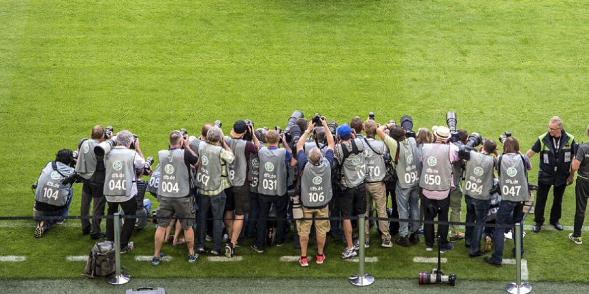 FOTO Ce nu s-a văzut la TV la meciul România - Elveția! Fotografii au fost pe fază și au surprins un moment delicat de pe margine