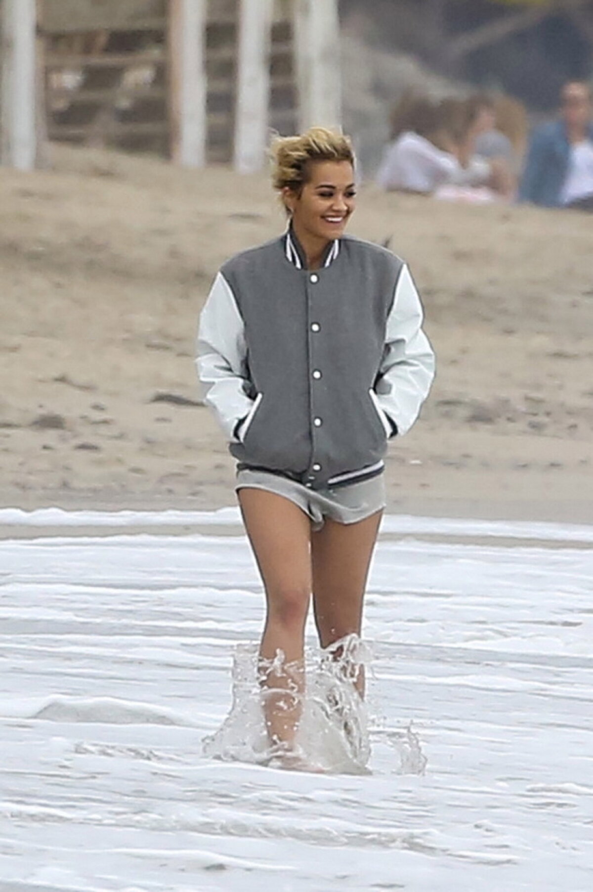 FOTO » Rita Ora, surprinsă cu sânii goi pe plajă 