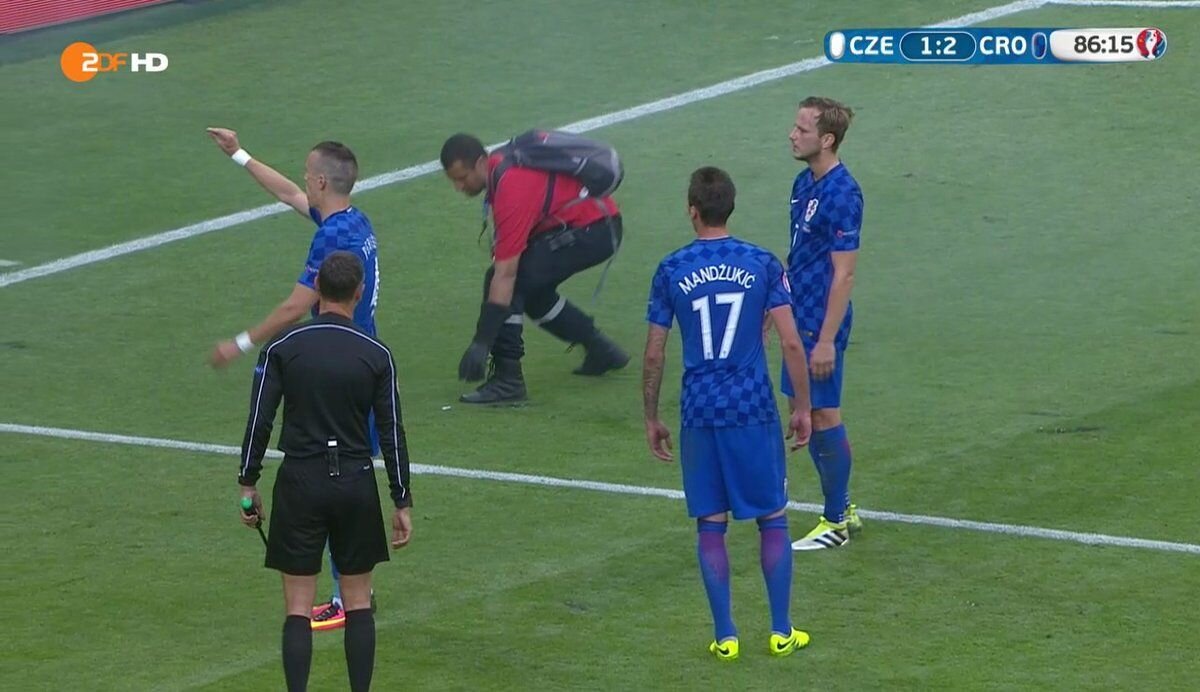 VIDEO și FOTO Haos INTENȚIONAT la meciul dintre Cehia și Croația » De ce au recurs fanii croați la astfel de manifestări