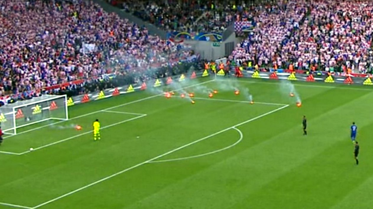 VIDEO și FOTO Haos INTENȚIONAT la meciul dintre Cehia și Croația » De ce au recurs fanii croați la astfel de manifestări