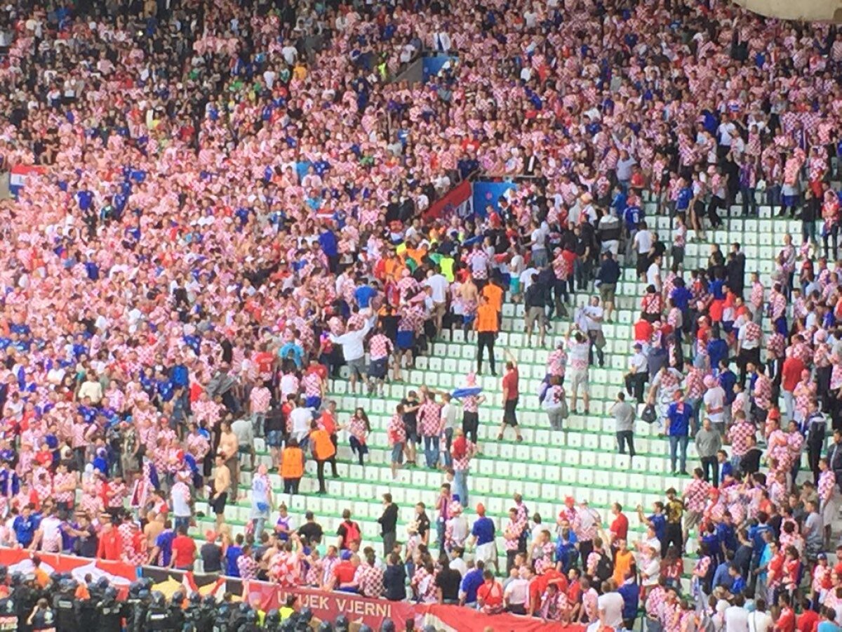 VIDEO și FOTO Haos INTENȚIONAT la meciul dintre Cehia și Croația » De ce au recurs fanii croați la astfel de manifestări