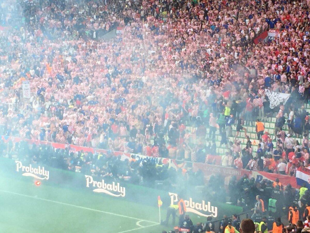 VIDEO și FOTO Haos INTENȚIONAT la meciul dintre Cehia și Croația » De ce au recurs fanii croați la astfel de manifestări