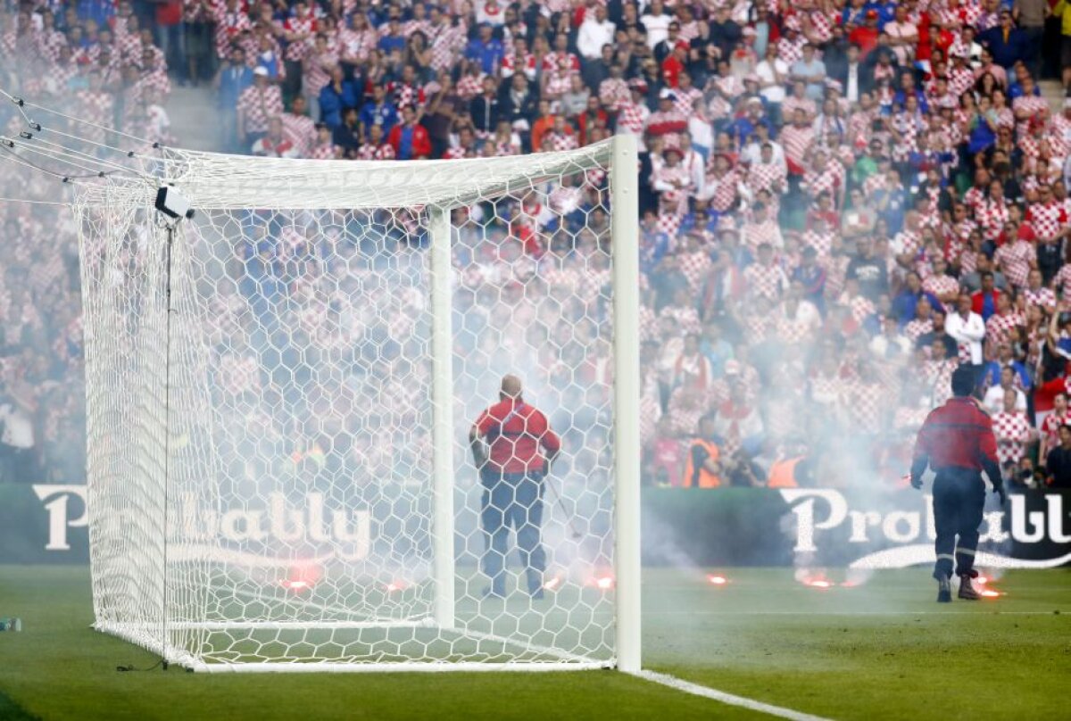 VIDEO și FOTO Haos INTENȚIONAT la meciul dintre Cehia și Croația » De ce au recurs fanii croați la astfel de manifestări