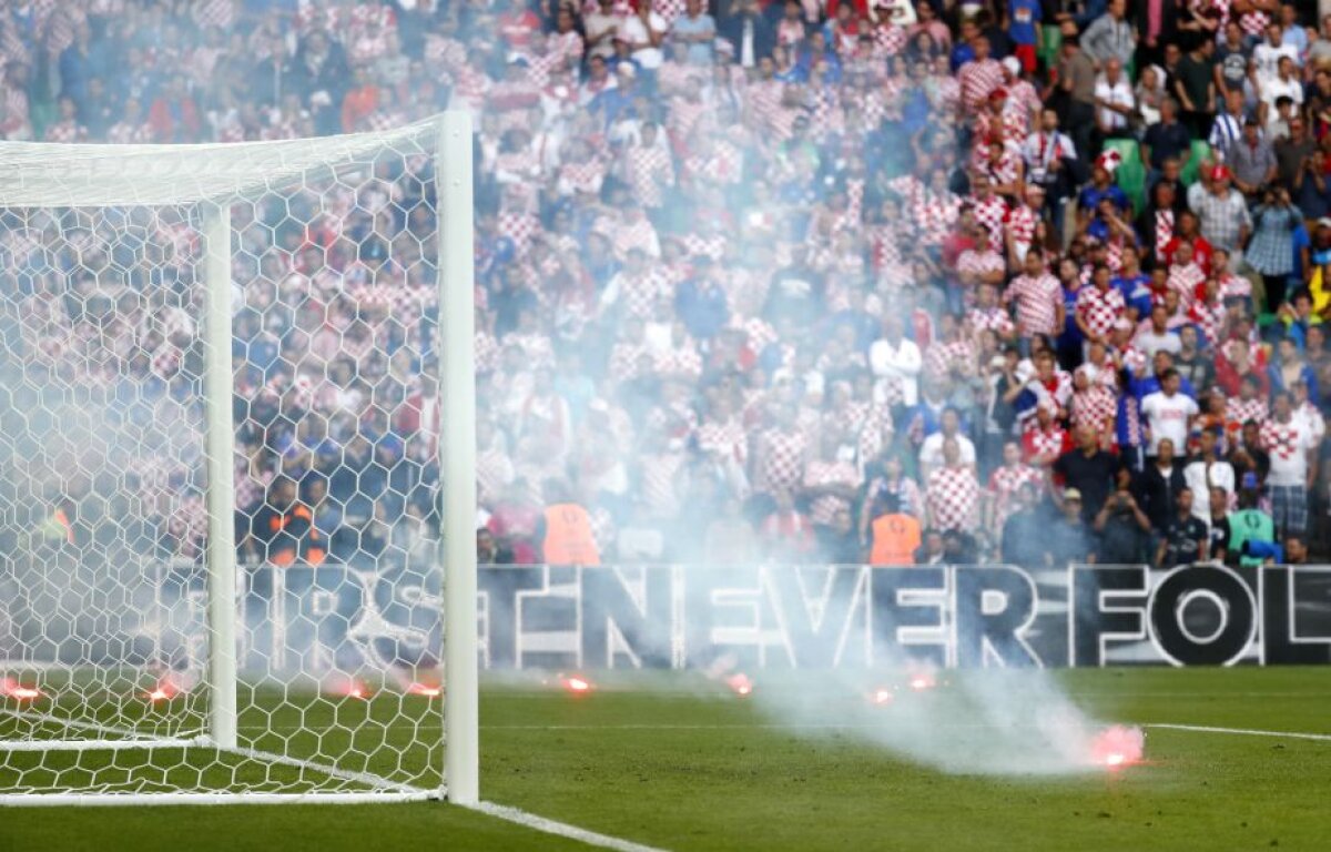 VIDEO și FOTO Haos INTENȚIONAT la meciul dintre Cehia și Croația » De ce au recurs fanii croați la astfel de manifestări