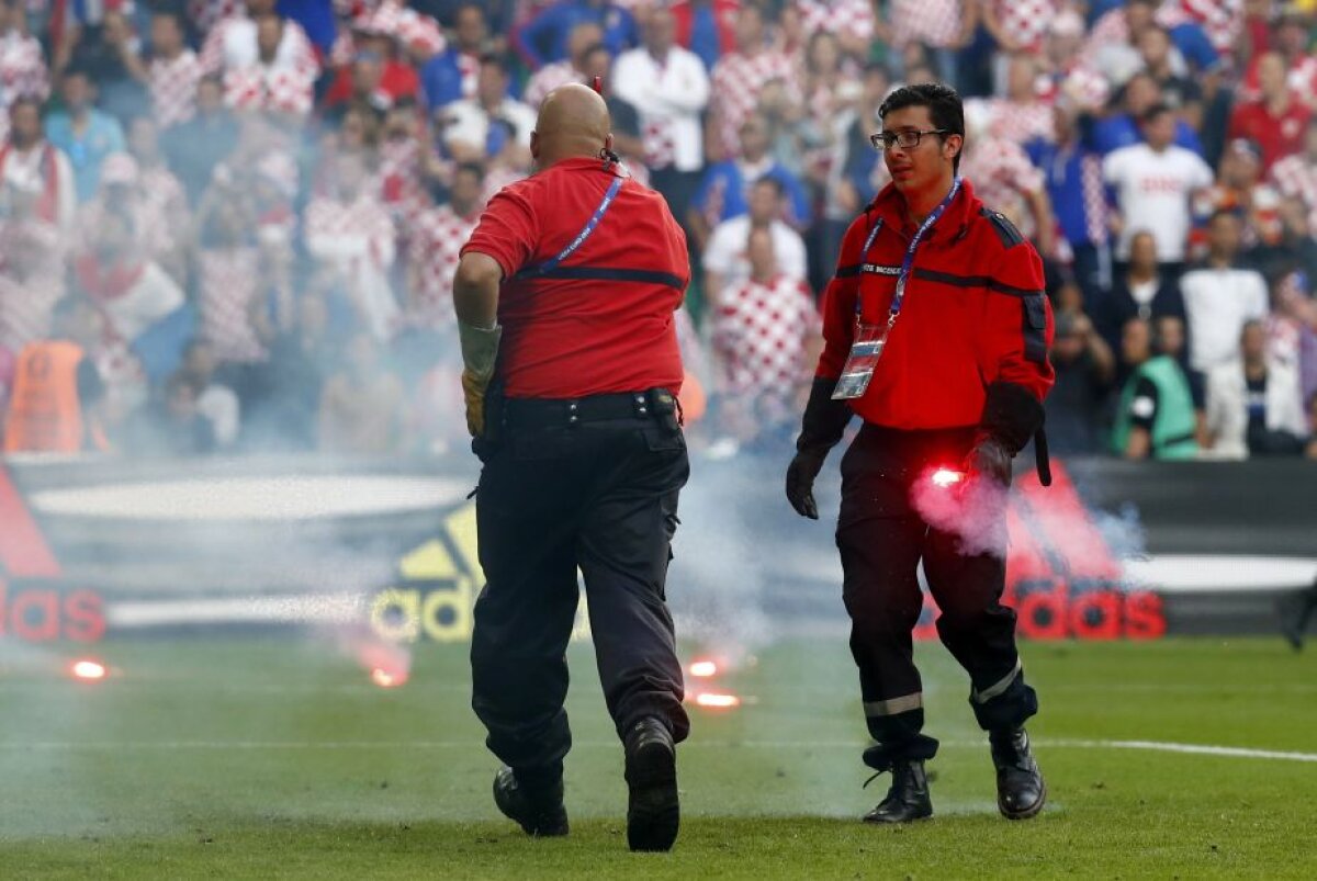 VIDEO și FOTO Haos INTENȚIONAT la meciul dintre Cehia și Croația » De ce au recurs fanii croați la astfel de manifestări