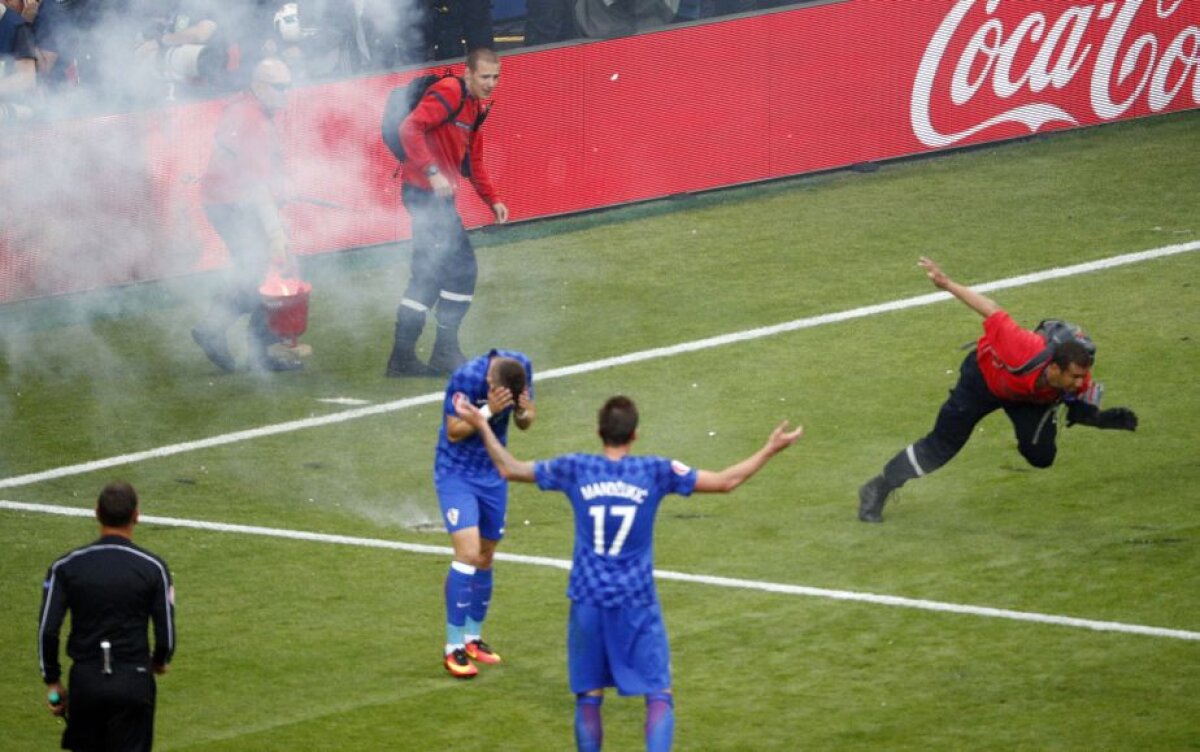 VIDEO și FOTO Haos INTENȚIONAT la meciul dintre Cehia și Croația » De ce au recurs fanii croați la astfel de manifestări