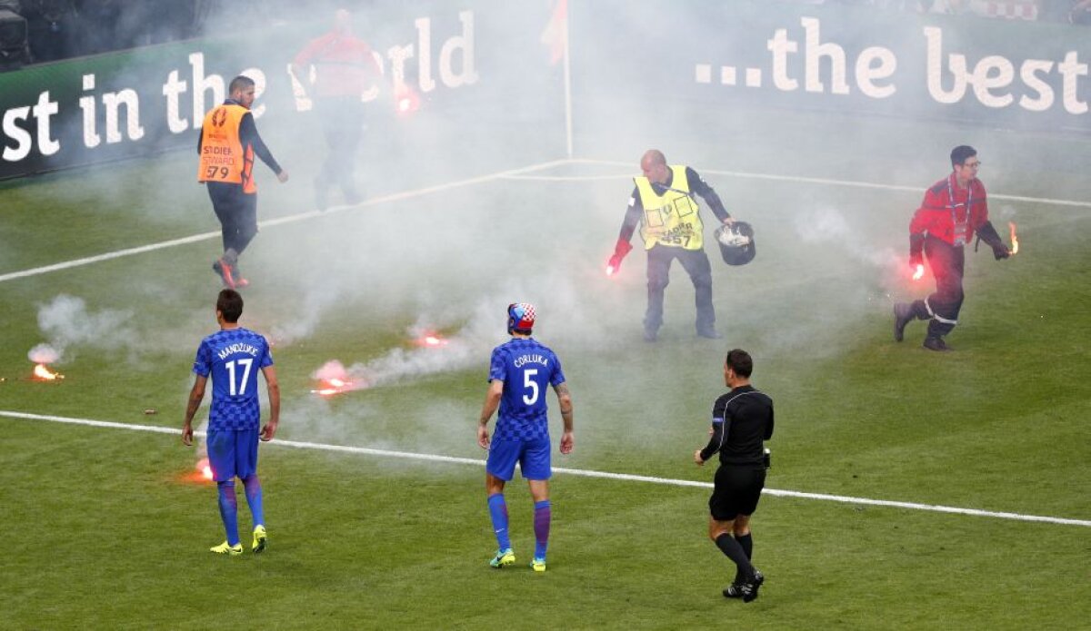 VIDEO și FOTO Haos INTENȚIONAT la meciul dintre Cehia și Croația » De ce au recurs fanii croați la astfel de manifestări
