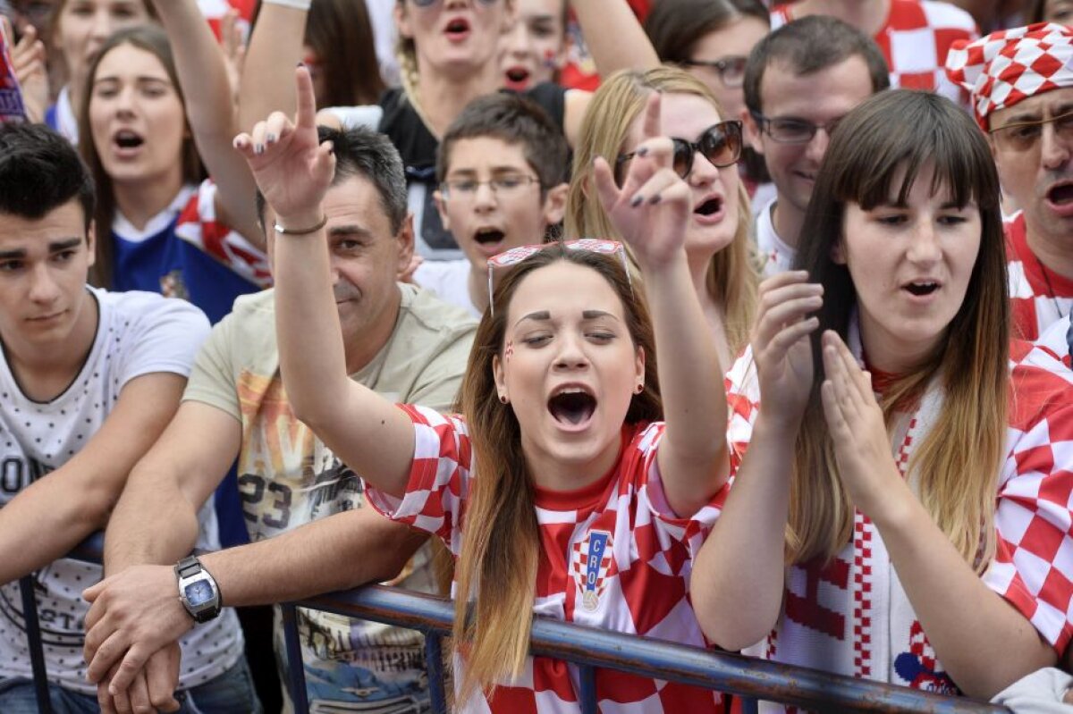 Galerie foto incendiară » Fanele Croației au făcut spectacol la meciul cu Cehia și au atras toate privirile