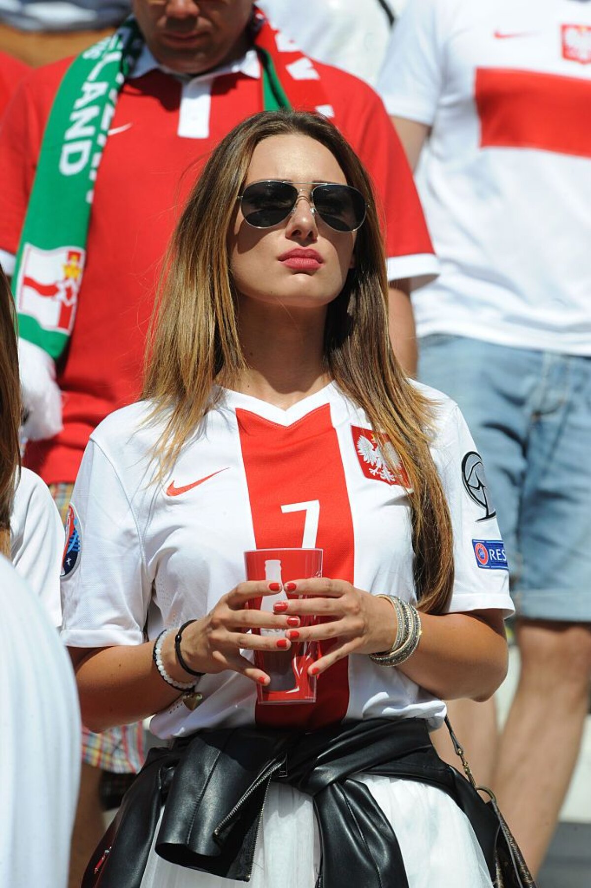 GALERIE FOTO Ele sunt cele mai SEXY fane de la EURO! Albanezele și polonezele au încins atmosfera