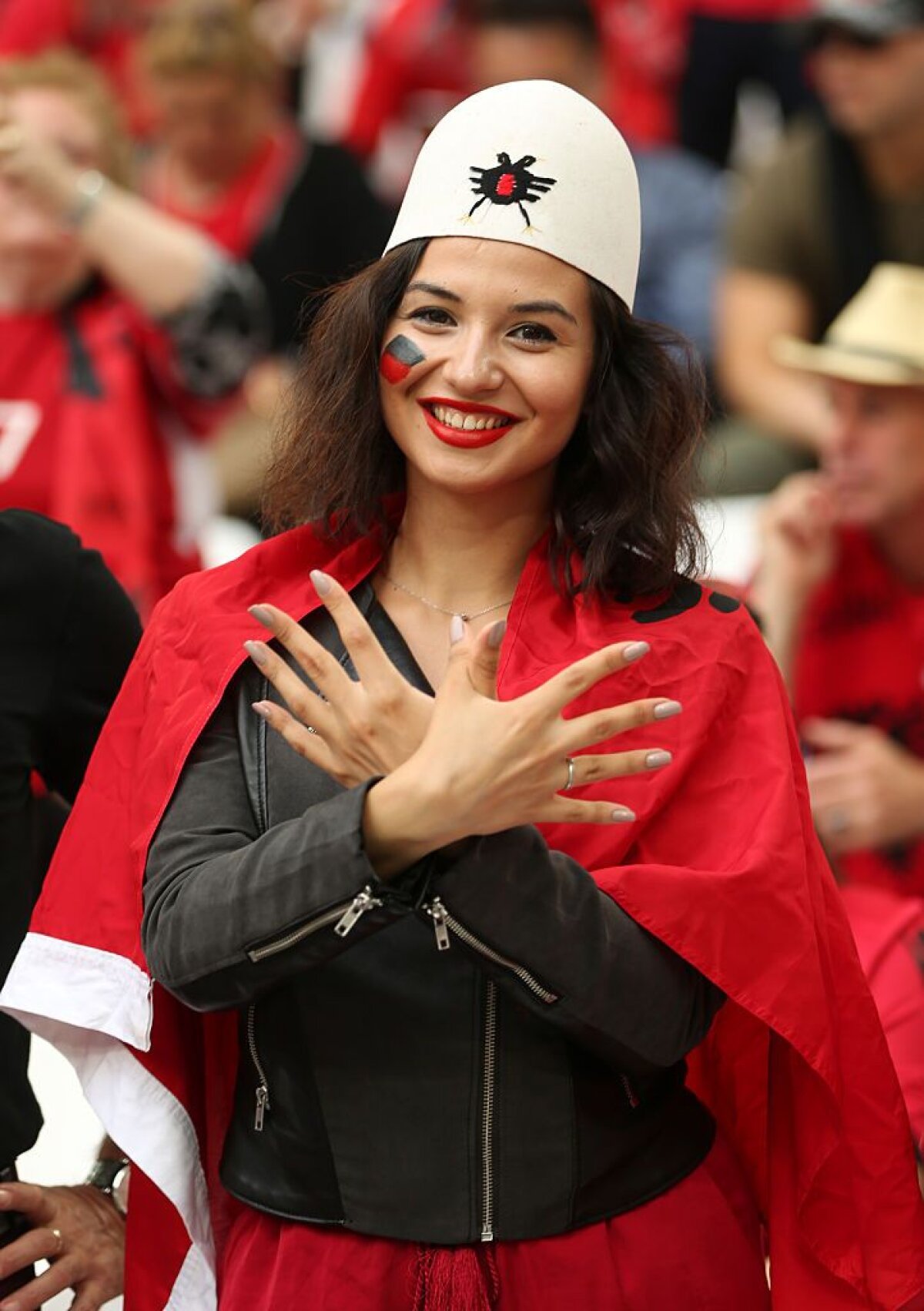 GALERIE FOTO Ele sunt cele mai SEXY fane de la EURO! Albanezele și polonezele au încins atmosfera