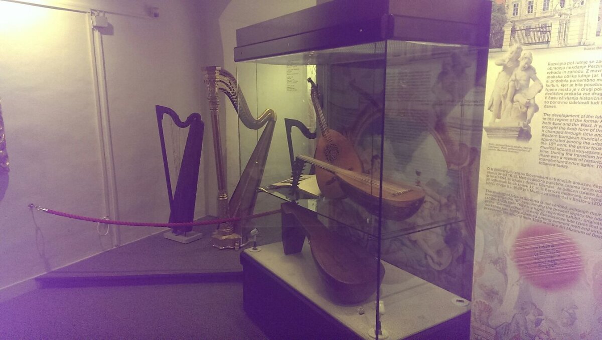 CORESPONDENŢĂ DIN SLOVENIA »  VIDEO + FOTO Un loc deosebit lângă cantonamentul Stelei » Castel, armuri, viori şi măşti populare