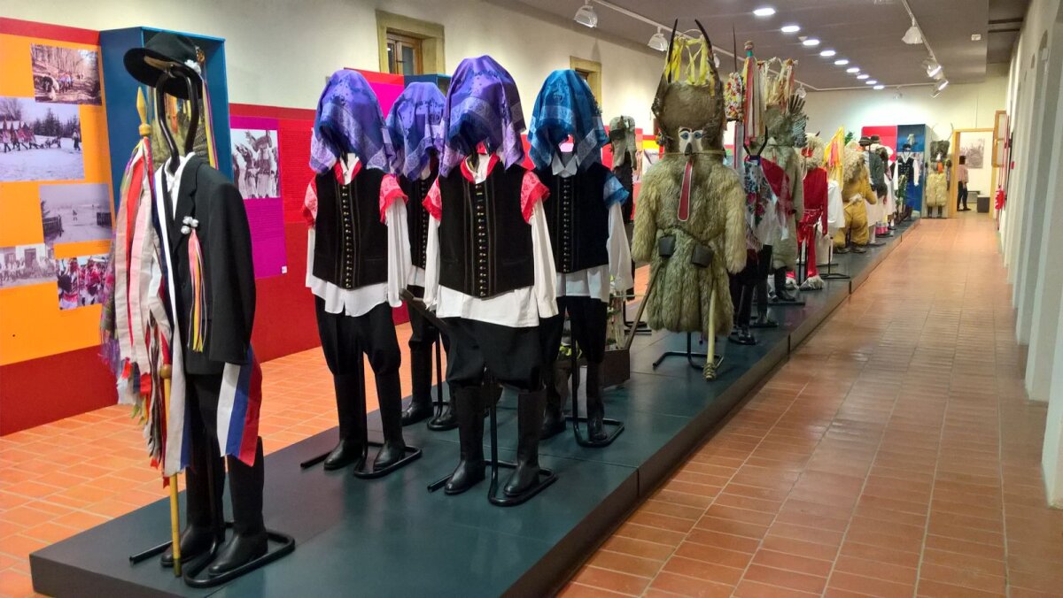 CORESPONDENŢĂ DIN SLOVENIA »  VIDEO + FOTO Un loc deosebit lângă cantonamentul Stelei » Castel, armuri, viori şi măşti populare