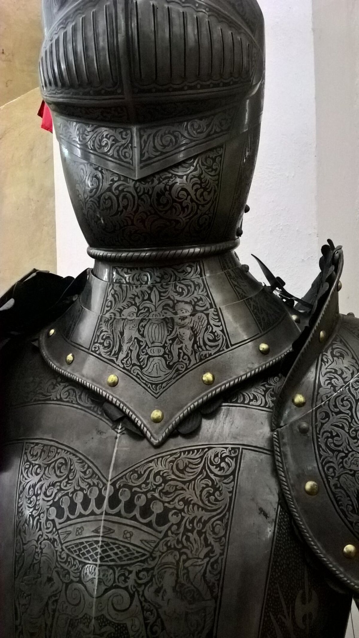 CORESPONDENŢĂ DIN SLOVENIA »  VIDEO + FOTO Un loc deosebit lângă cantonamentul Stelei » Castel, armuri, viori şi măşti populare