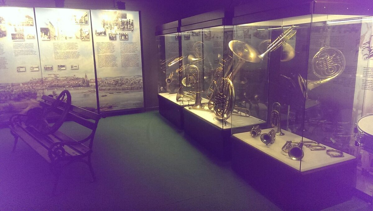 CORESPONDENŢĂ DIN SLOVENIA »  VIDEO + FOTO Un loc deosebit lângă cantonamentul Stelei » Castel, armuri, viori şi măşti populare