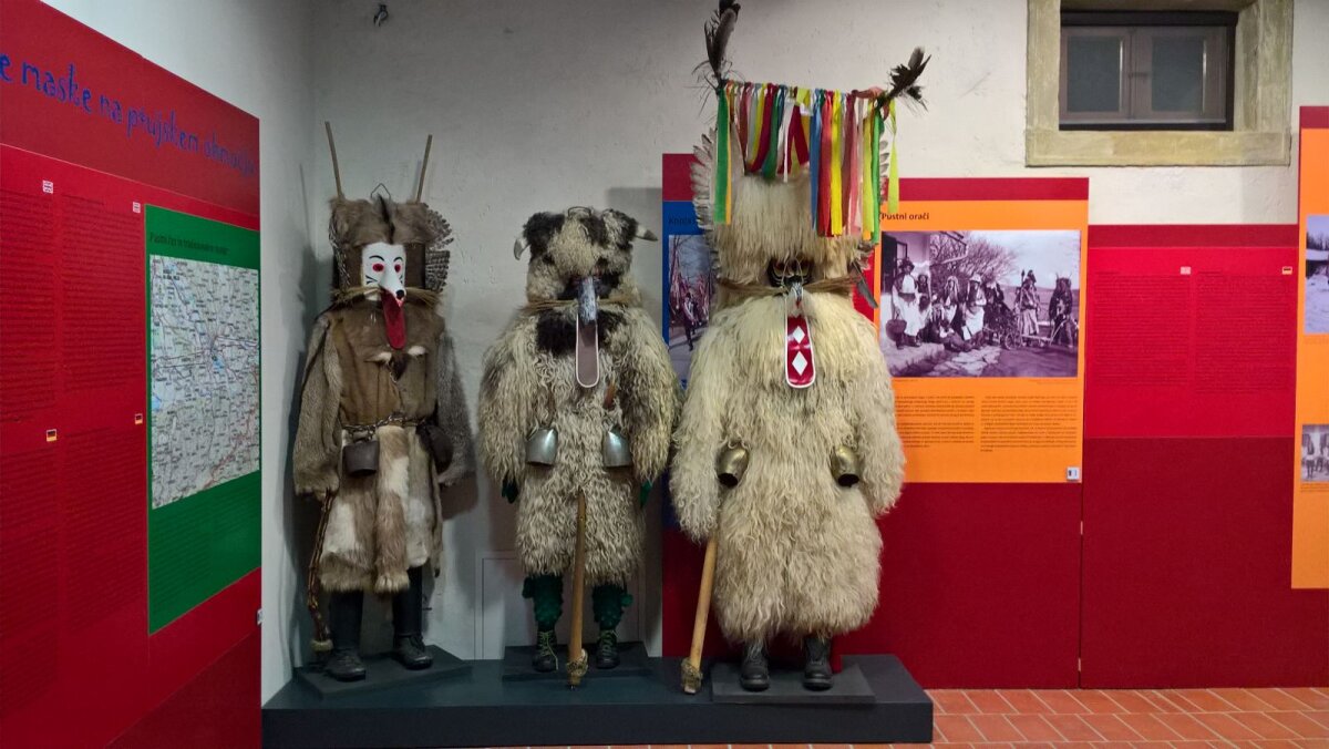 CORESPONDENŢĂ DIN SLOVENIA »  VIDEO + FOTO Un loc deosebit lângă cantonamentul Stelei » Castel, armuri, viori şi măşti populare