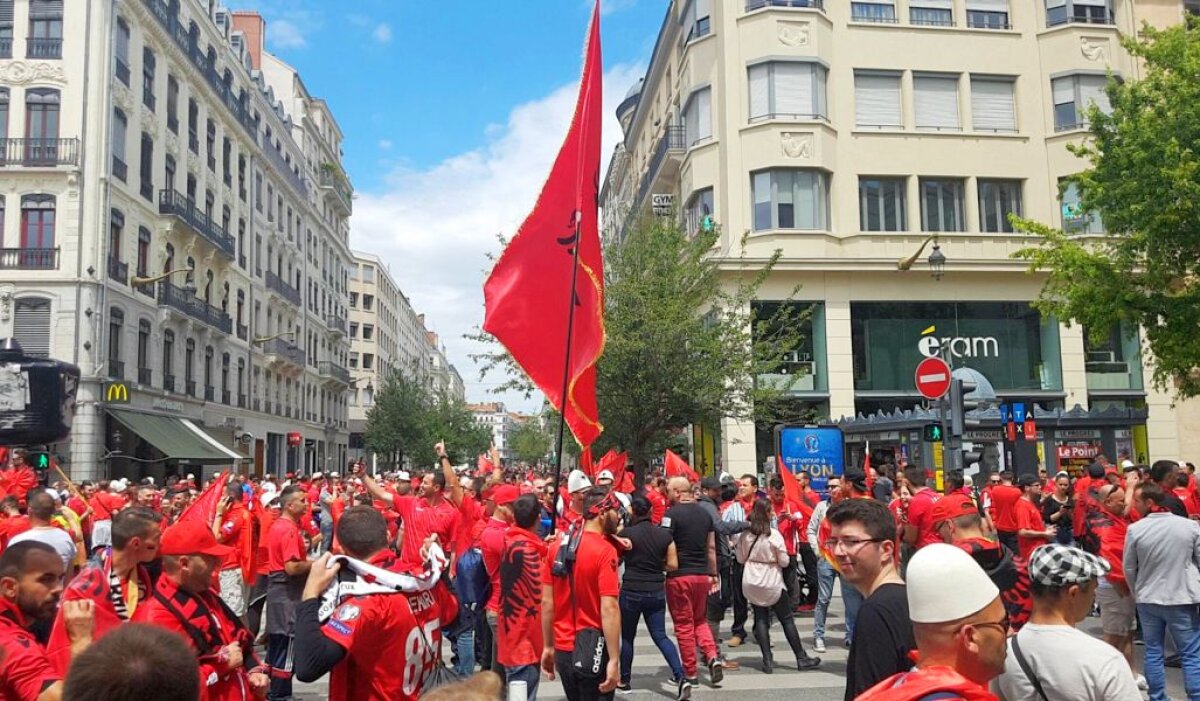ROMÂNIA-ALBANIA. VIDEO+FOTO Albanezii fac spectacol pe străzile din Lyon! Număr GIGANTIC anunțat pentru diseară