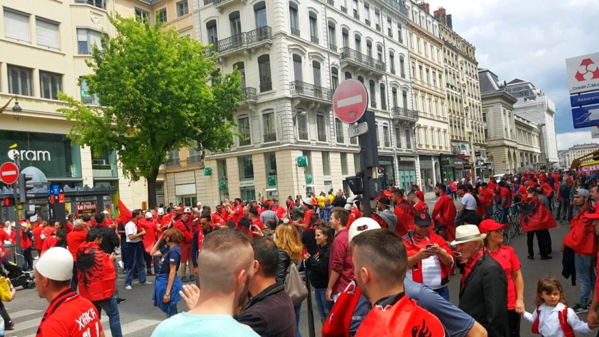 ROMÂNIA-ALBANIA. VIDEO+FOTO Albanezii fac spectacol pe străzile din Lyon! Număr GIGANTIC anunțat pentru diseară