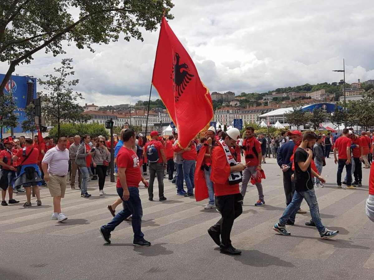 ROMÂNIA-ALBANIA. VIDEO+FOTO Albanezii fac spectacol pe străzile din Lyon! Număr GIGANTIC anunțat pentru diseară