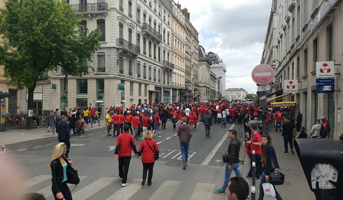 ROMÂNIA-ALBANIA. VIDEO+FOTO Albanezii fac spectacol pe străzile din Lyon! Număr GIGANTIC anunțat pentru diseară