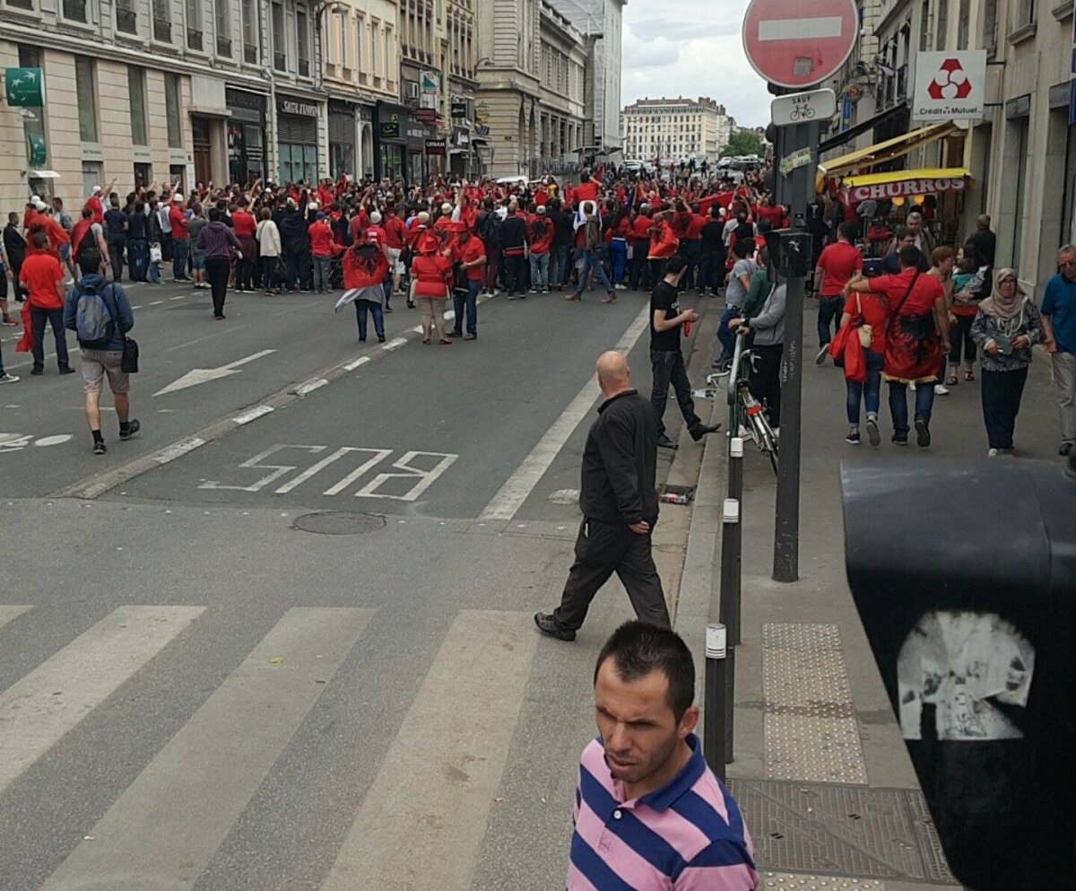 ROMÂNIA-ALBANIA. VIDEO+FOTO Albanezii fac spectacol pe străzile din Lyon! Număr GIGANTIC anunțat pentru diseară