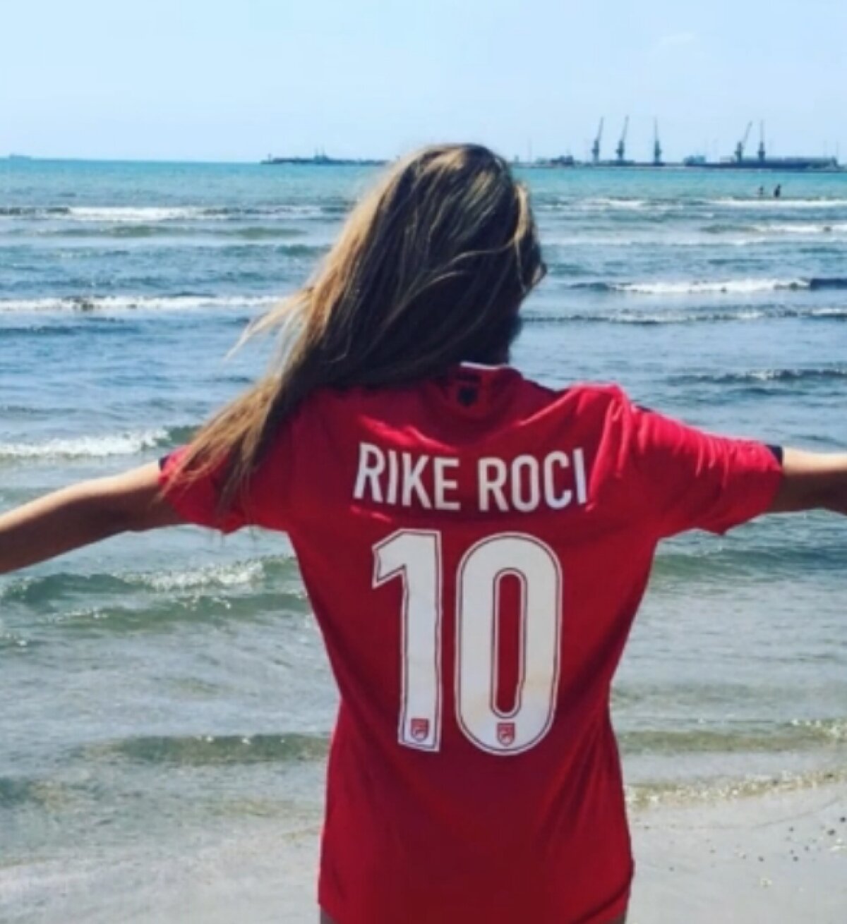 FOTO ROMÂNIA-ALBANIA. "Pericolul" din tribune » Albanezii au unele dintre cele mai sexy microbiste de la EURO 2016