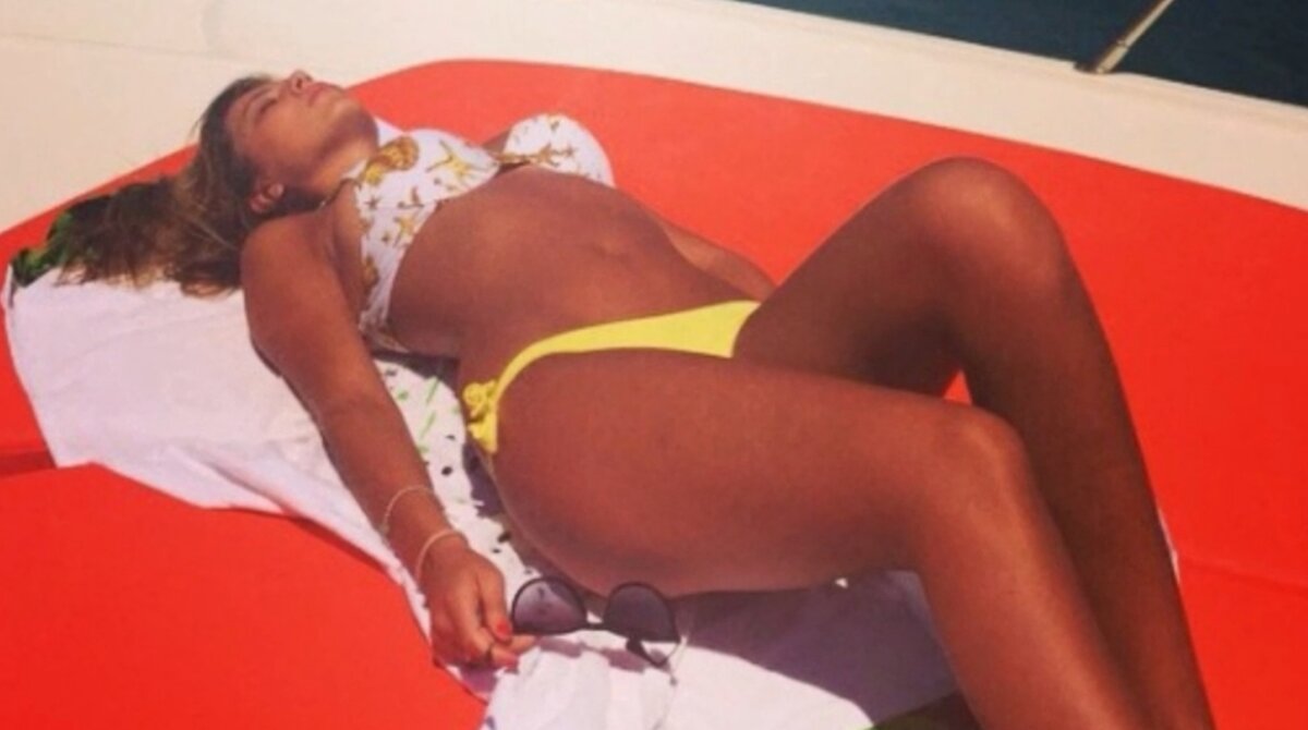 FOTO ROMÂNIA-ALBANIA. "Pericolul" din tribune » Albanezii au unele dintre cele mai sexy microbiste de la EURO 2016