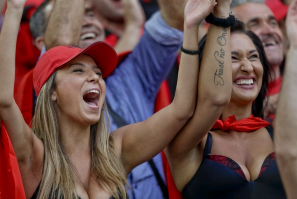 FOTO ROMÂNIA-ALBANIA. "Pericolul" din tribune » Albanezii au unele dintre cele mai sexy microbiste de la EURO 2016