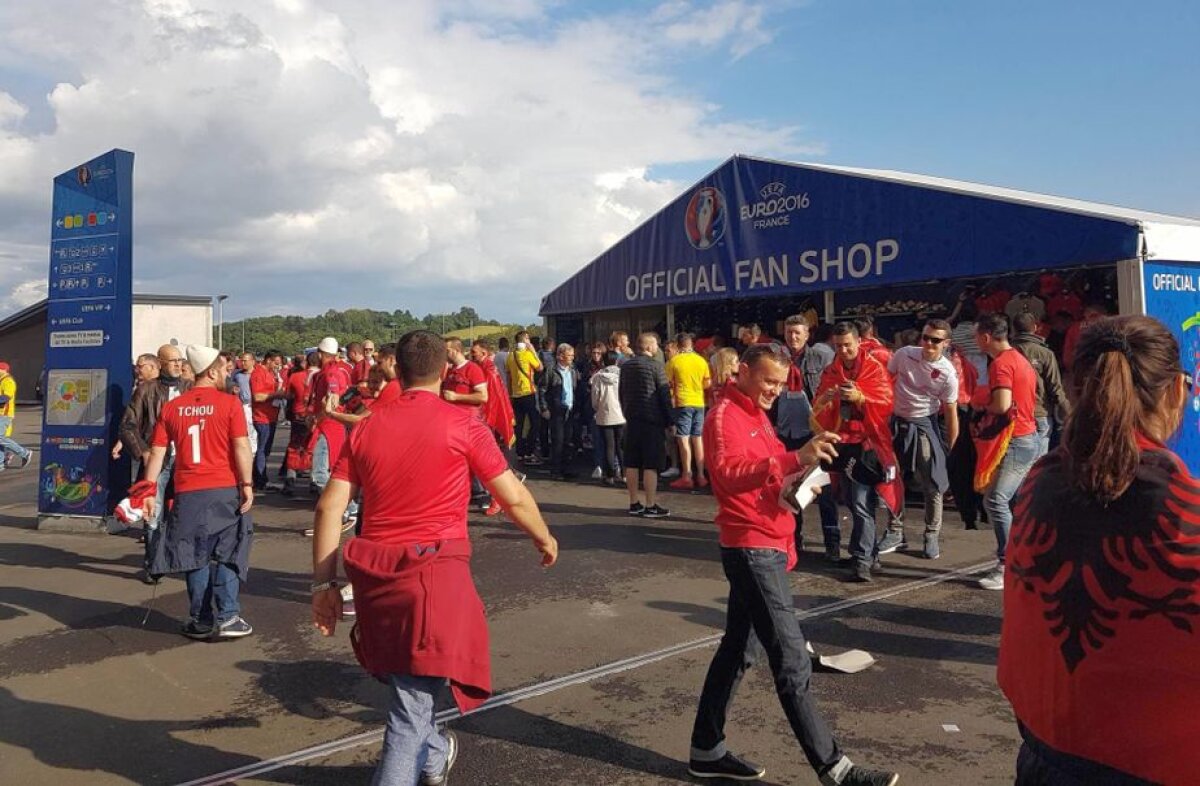 VIDEO + FOTO Primii fani au ajuns la Stade de Lyon » Pactul dintre suporterii români şi cei polonezi înainte de România - Albania