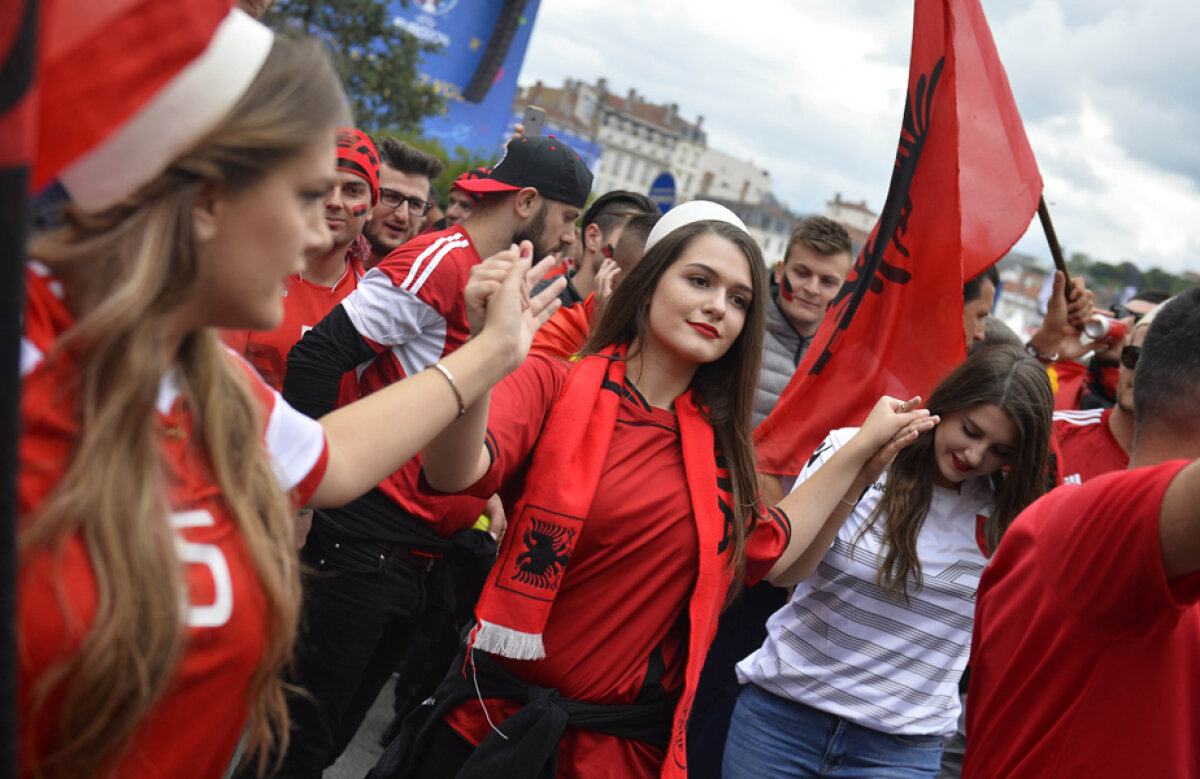 FOTO Roşu superb » Albania are una dintre cele mai frumoase galerii de la Euro
