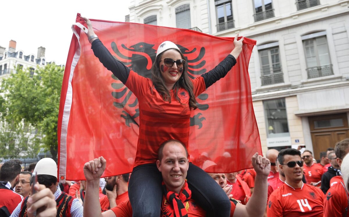 FOTO Roşu superb » Albania are una dintre cele mai frumoase galerii de la Euro