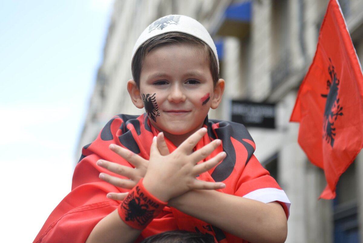 FOTO Roşu superb » Albania are una dintre cele mai frumoase galerii de la Euro
