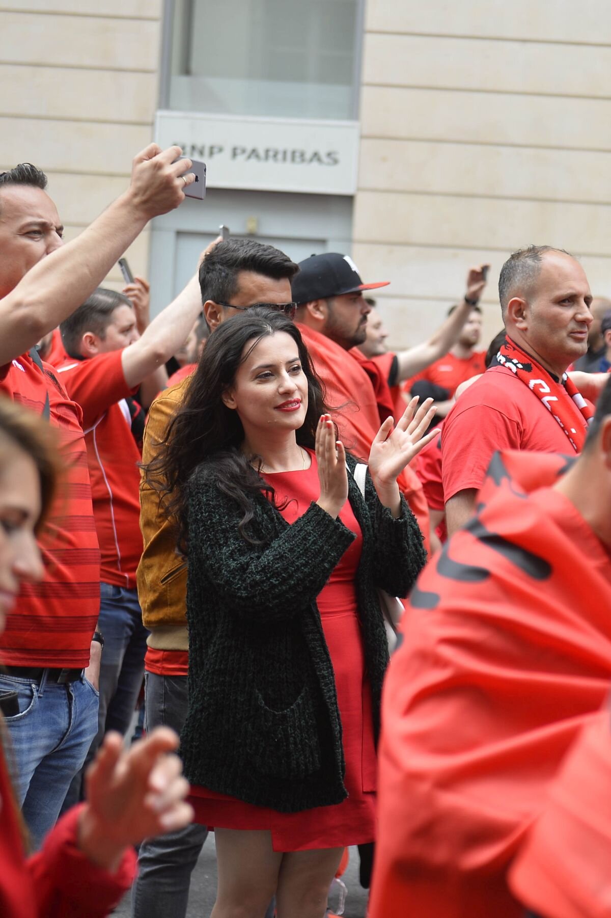 FOTO Roşu superb » Albania are una dintre cele mai frumoase galerii de la Euro