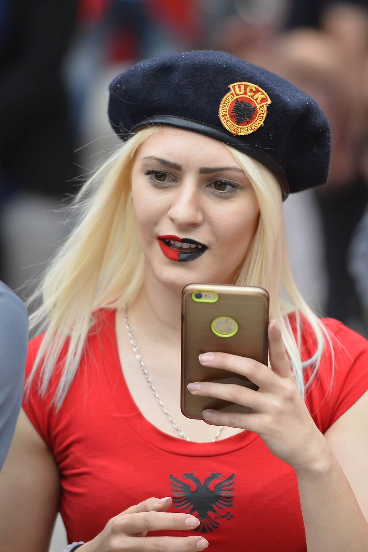 FOTO Roşu superb » Albania are una dintre cele mai frumoase galerii de la Euro