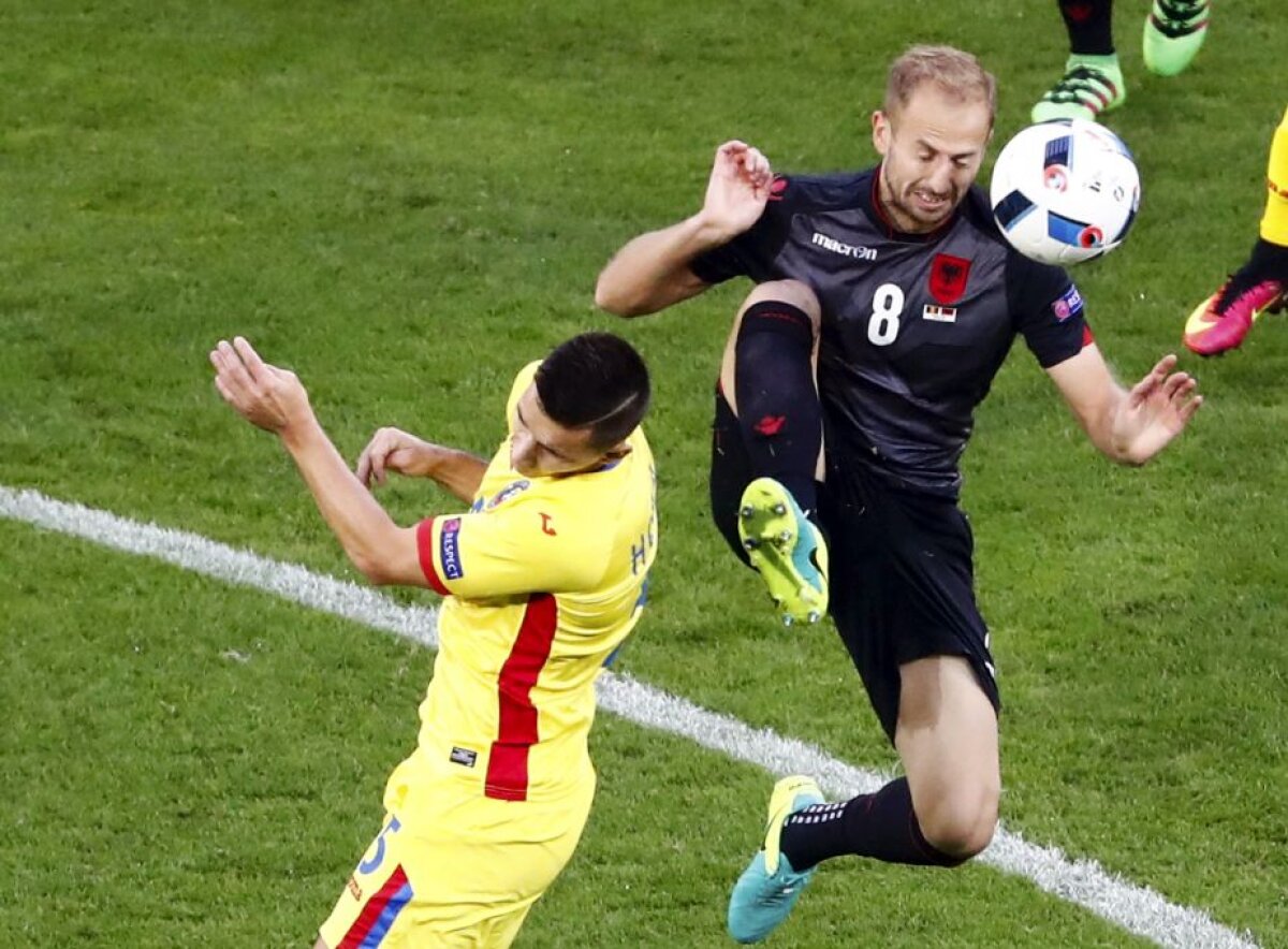 VIDEO + FOTO Decizie controversată a arbitrilor încă din minutul 7 al meciului România - Albania » Trebuia eliminat albanezul?