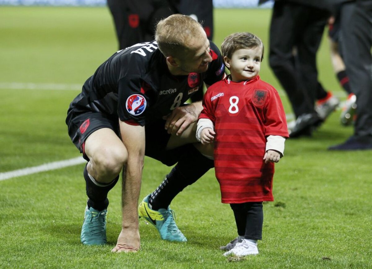 GALERIE FOTO Cum au sărbătorit albanezii victoria istorică împotriva României! Imagini de pe teren 