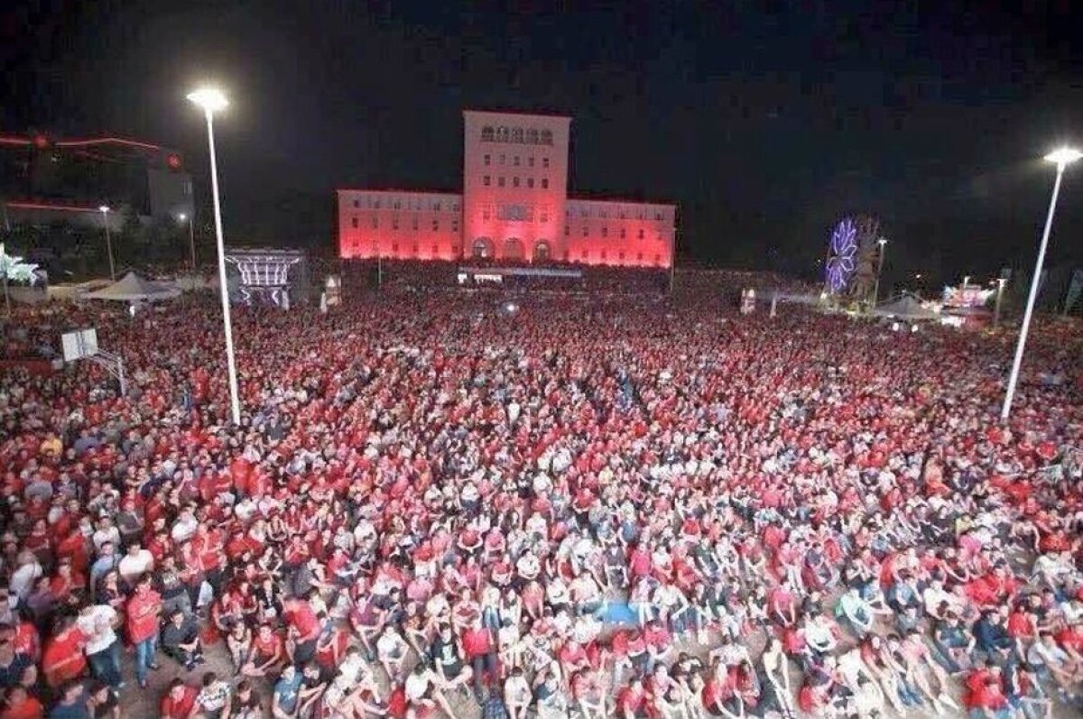 VIDEO + FOTO Atmosferă incendiară la Tirana » Cum au sărbătorit albanezii victoria cu România, prima de la un EURO