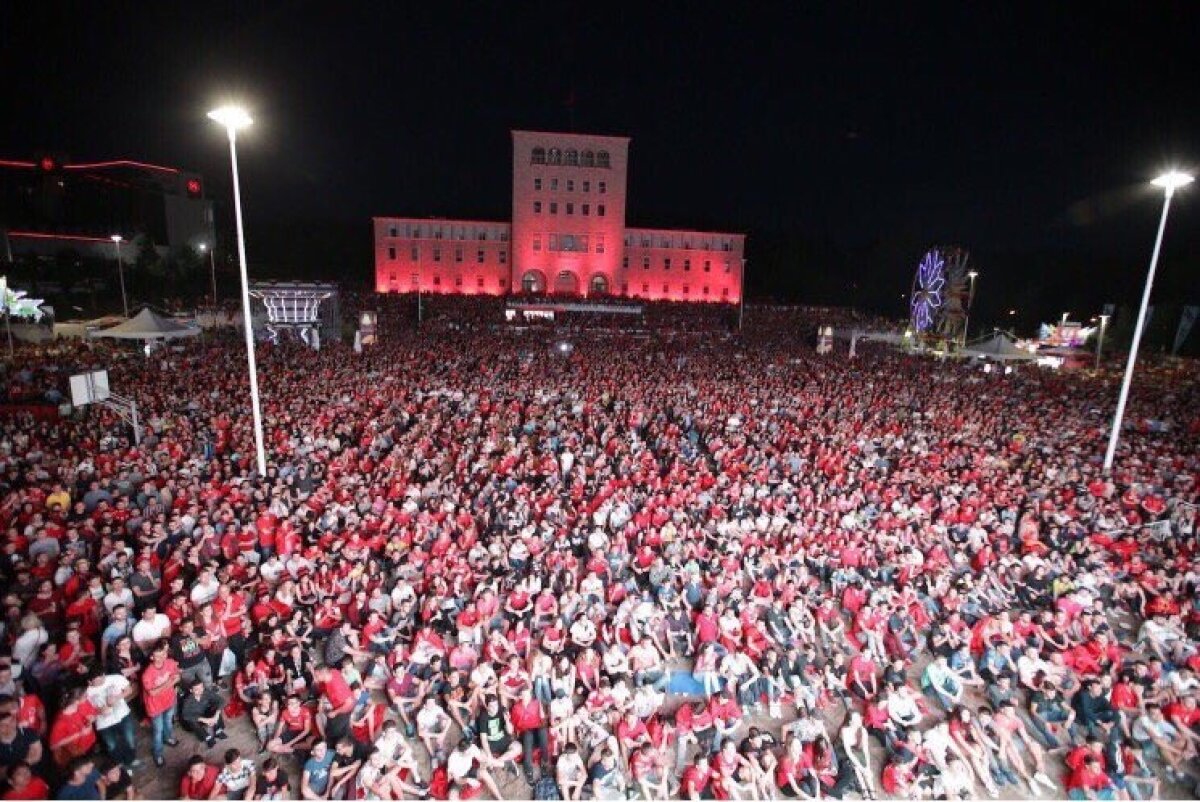 VIDEO + FOTO Atmosferă incendiară la Tirana » Cum au sărbătorit albanezii victoria cu România, prima de la un EURO