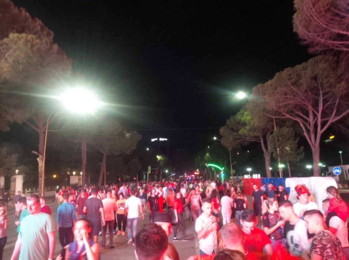 VIDEO + FOTO Atmosferă incendiară la Tirana » Cum au sărbătorit albanezii victoria cu România, prima de la un EURO