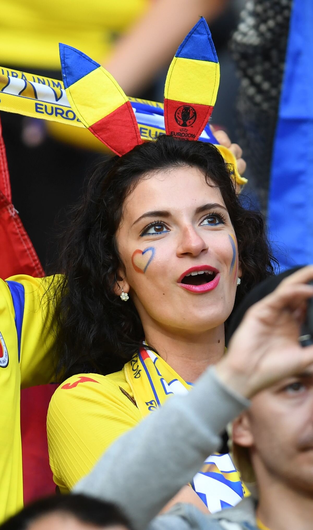 Galerie FOTO Ne alinăm suferința cu ”Eu sunt 12” » Fanele românce au fost la înălțime în Franța