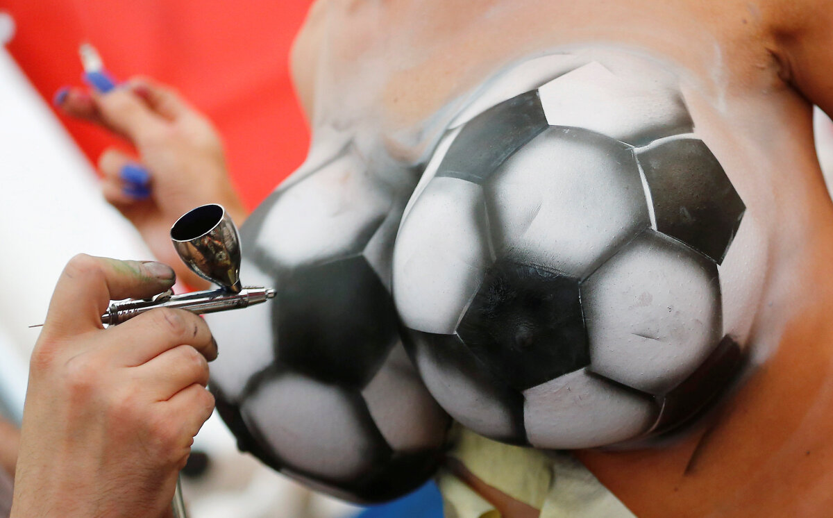 FOTO Modelele din industria erotică au pornit un turneu inedit în Germania: "Sexy Soccer"