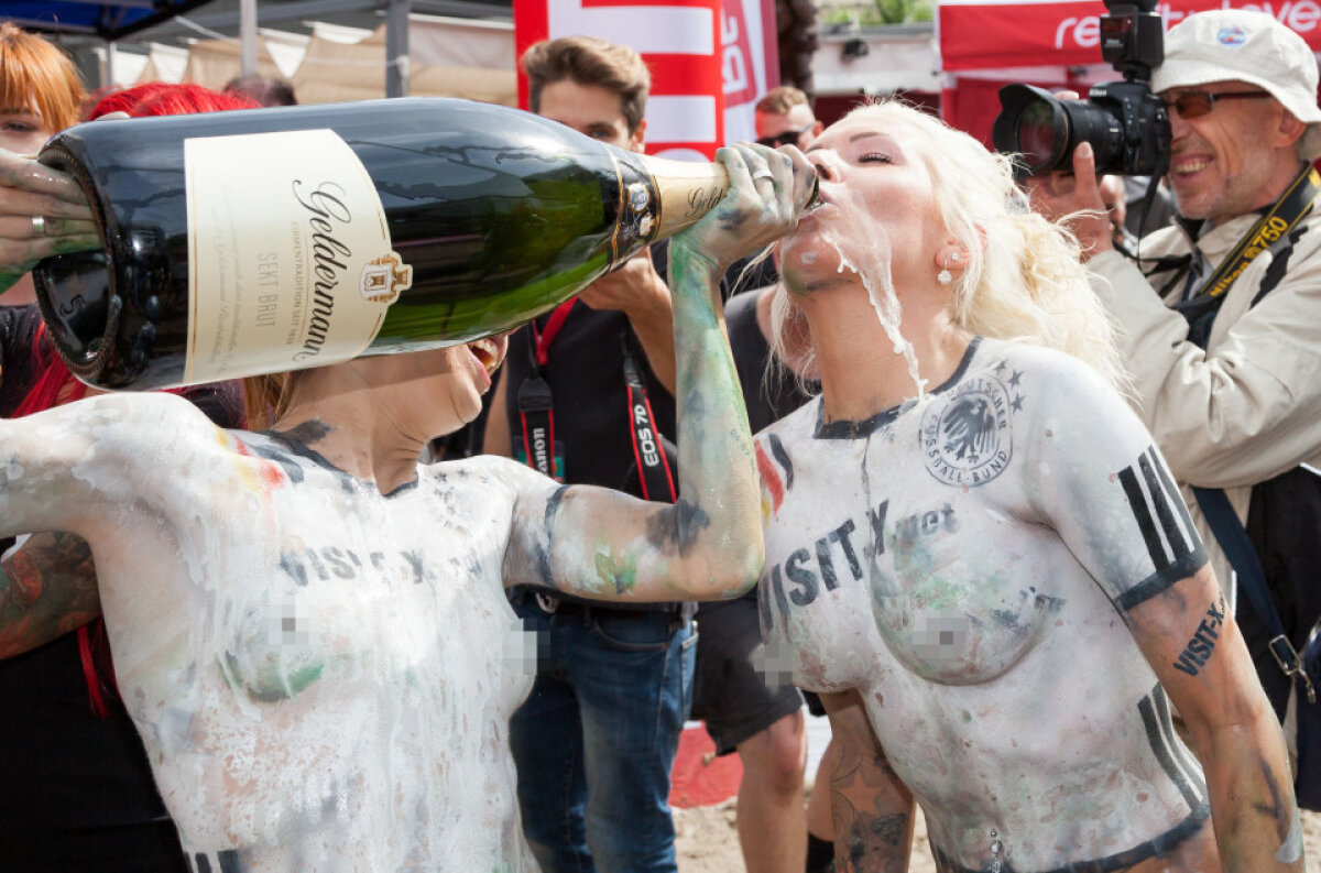 FOTO Modelele din industria erotică au pornit un turneu inedit în Germania: "Sexy Soccer"