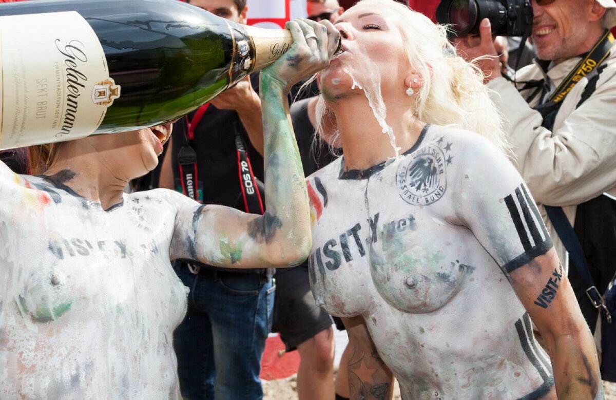 GALERIE FOTO » Cele mai perverse imagini vin din Berlin! Femeile au jucat fotbal în sânii goi