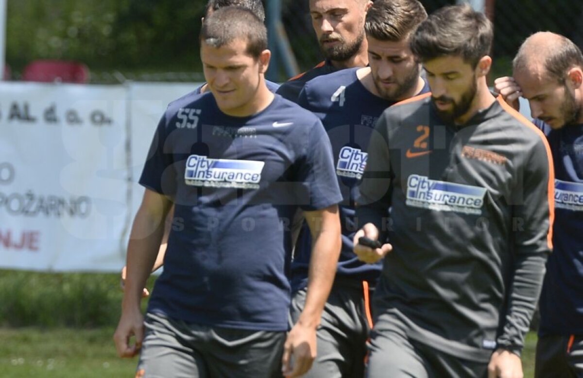 EXCLUSIV FOTO-ȘOC Fotbalist în "tricou cu burtă" sub comanda lui Reghecampf în Slovenia :) » Steliștii îi iau apărarea: "Are doar un kilogram peste"