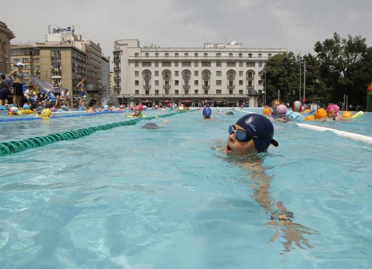 GALERIE FOTO + VIDEO 20 de imagini de excepție de la Arta Sportului by Camelia Potec! S-au scurs 4 zile din cele 9 în care o piscină este instalată în mijlocul Bucureștiului