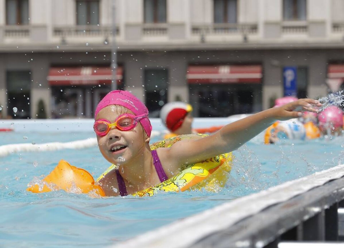 GALERIE FOTO + VIDEO 20 de imagini de excepție de la Arta Sportului by Camelia Potec! S-au scurs 4 zile din cele 9 în care o piscină este instalată în mijlocul Bucureștiului