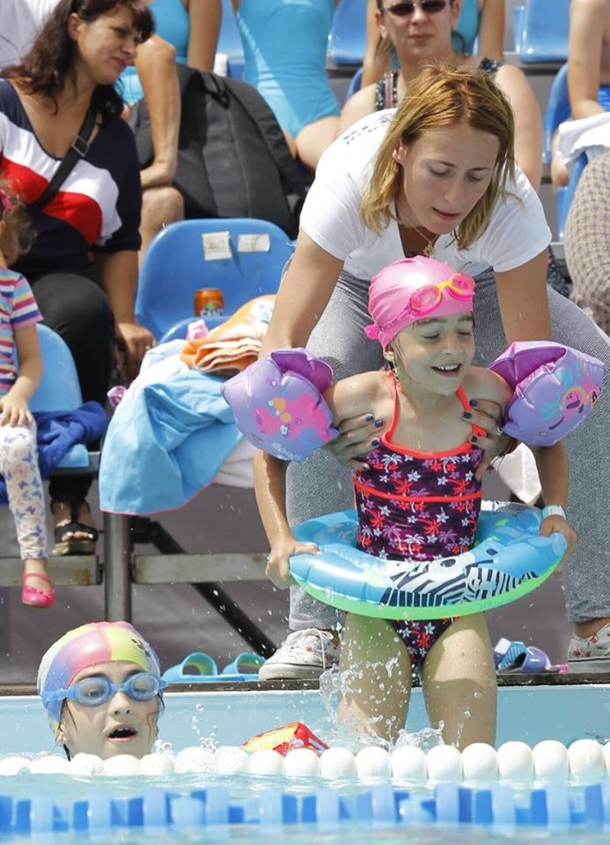 GALERIE FOTO + VIDEO 20 de imagini de excepție de la Arta Sportului by Camelia Potec! S-au scurs 4 zile din cele 9 în care o piscină este instalată în mijlocul Bucureștiului