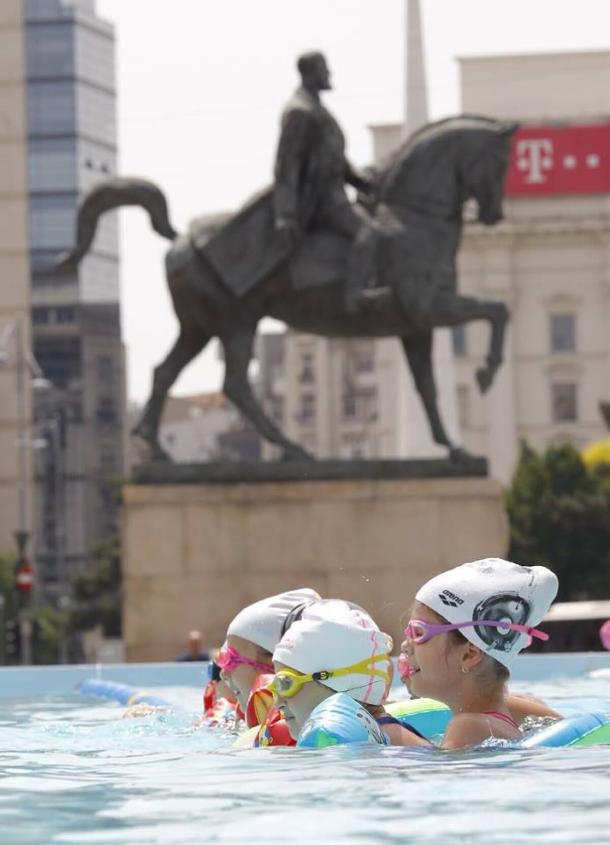 GALERIE FOTO + VIDEO 20 de imagini de excepție de la Arta Sportului by Camelia Potec! S-au scurs 4 zile din cele 9 în care o piscină este instalată în mijlocul Bucureștiului