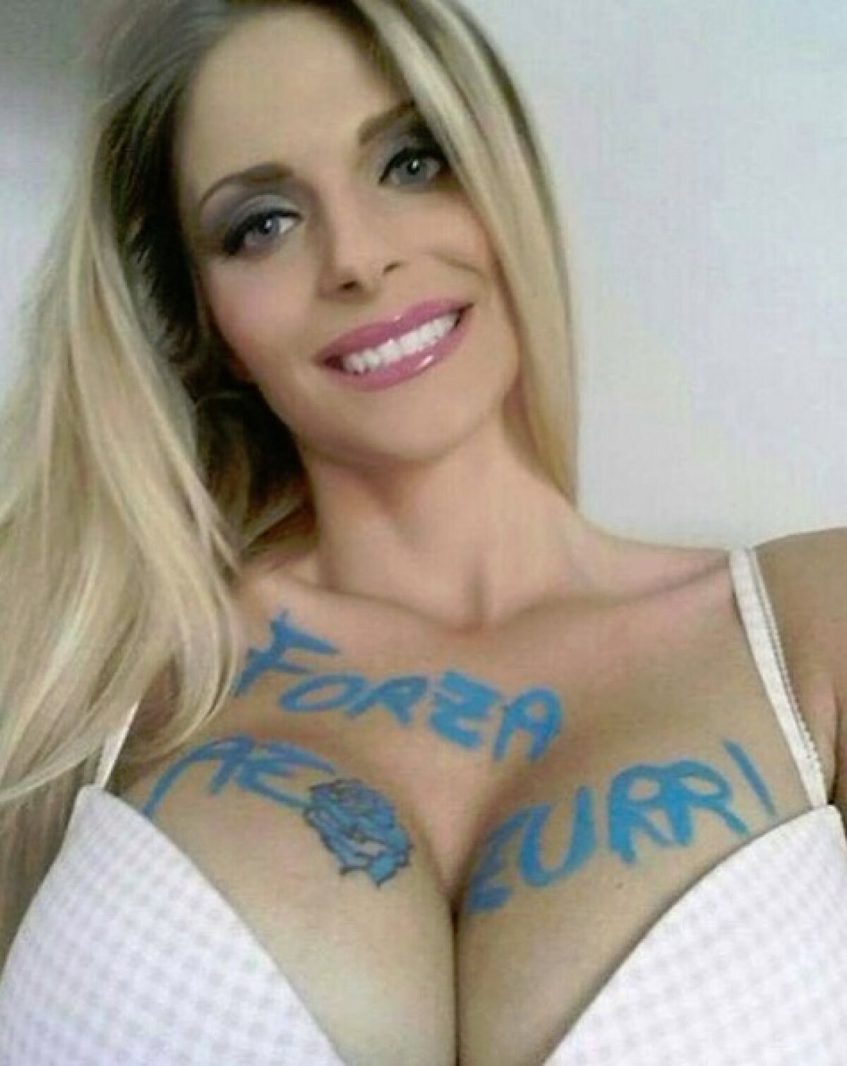 VIDEO + FOTO Un motiv în plux pentru italieni să câștige EURO » O actriță a promis că dezbracă dacă vor triumfa